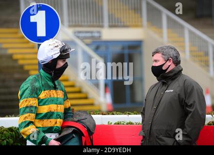 Mark Walsh et l'entraîneur Gordon Elliott après avoir remporté l'obstacle Lismullen à l'hippodrome de Navan. Banque D'Images