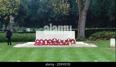 Botley Road Commonwealth War graves, Oxford, Royaume-Uni. Novembre 8th 2020. Le Service du souvenir annuel à la Commonwealth War graves (CWG) Oxford a été un événement restreint cette année en raison des règles entourant les rassemblements publics pendant la pandémie COVID-19. PHOTO : une femme visite le graveBridget Catterall/Alamy Live News. Banque D'Images