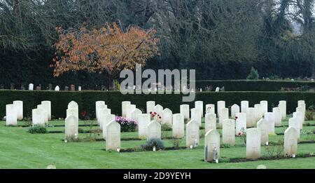 Botley Road Commonwealth War graves, Oxford, Royaume-Uni. Novembre 8th 2020. Le Service du souvenir annuel à la Commonwealth War graves (CWG) Oxford a été un événement restreint cette année en raison des règles entourant les rassemblements publics pendant la pandémie COVID-19. Bridget Catterall/Alamy Live News. Banque D'Images