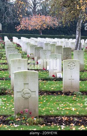Botley Road Commonwealth War graves, Oxford, Royaume-Uni. Novembre 8th 2020. Le Service du souvenir annuel à la Commonwealth War graves (CWG) Oxford a été un événement restreint cette année en raison des règles entourant les rassemblements publics pendant la pandémie COVID-19. Bridget Catterall/Alamy Live News. Banque D'Images