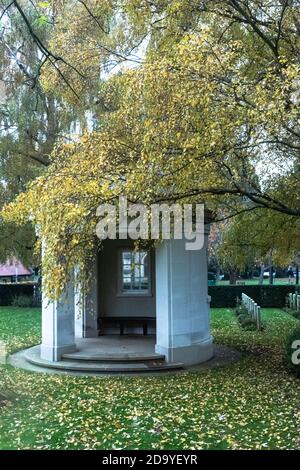 Botley Road Commonwealth War graves, Oxford, Royaume-Uni. Novembre 8th 2020. Le Service du souvenir annuel à la Commonwealth War graves (CWG) Oxford a été un événement restreint cette année en raison des règles entourant les rassemblements publics pendant la pandémie COVID-19. PHOTO : Bridget Catterall/Alamy Live News. Banque D'Images