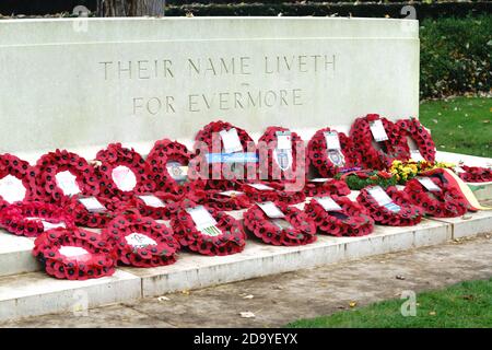 Botley Road Commonwealth War graves, Oxford, Royaume-Uni. Novembre 8th 2020. Le Service du souvenir annuel à la Commonwealth War graves (CWG) Oxford a été un événement restreint cette année en raison des règles entourant les rassemblements publics pendant la pandémie COVID-19. T Bridget Catterall/Alamy Live News. Banque D'Images