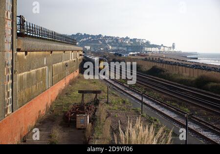 Un Sud-est de classe 377 no 375 923 au dépôt d'entretien de traction St Leonards à Bulverhythe, Sussex, Angleterre, Royaume-Uni. Banque D'Images