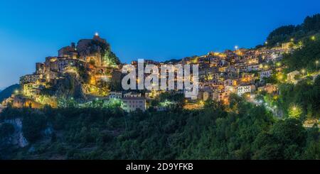 Cervara di Roma illuminé la nuit, beau village dans la province de Rome, Lazio, Italie. Banque D'Images