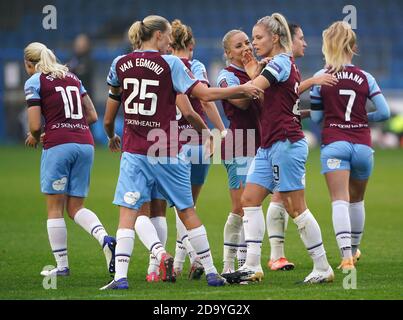 Les joueurs de West Ham United célèbrent le premier but de leur côté du jeu après un but propre par Claudia Walker de Birmingham City lors du match de Super League féminin FA au stade SportNation.bet, Solihull. Banque D'Images