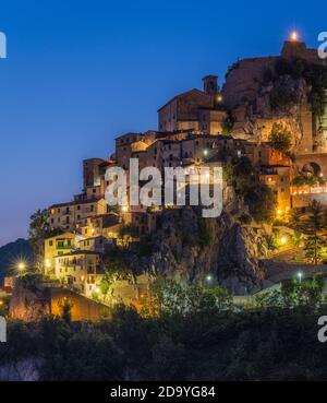 Cervara di Roma illuminé la nuit, beau village dans la province de Rome, Lazio, Italie. Banque D'Images