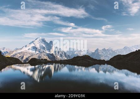 De soleil colorés sur le lac Blanc lac en France Alpes. Monte Bianco sur fond de montagnes. Vallon de Berard Nature Preserve, Chamonix, Graian Alps Banque D'Images