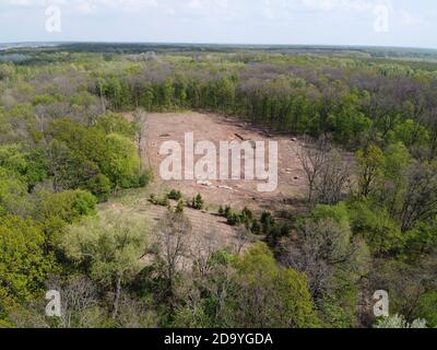 Un lieu d'abattage, vue aérienne. Terre dévastée, défrichement. Banque D'Images