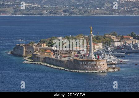 Messina, Sicile, Italie - 7 octobre 2017 : vue sur le port de Messine avec la statue dorée Madonna della Lettera en Sicile, Italie. Banque D'Images