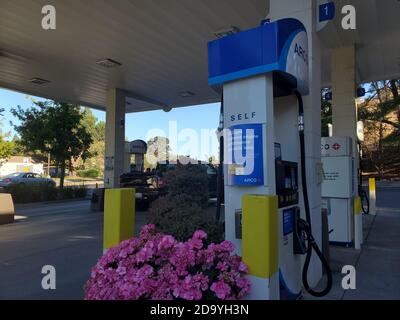 Les pompes sont visibles à la station-service Arco de Moraga, en Californie, le 15 octobre 2020. () Banque D'Images