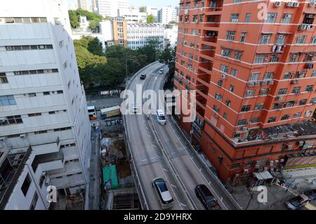 Survol de la route Gascoigne, qui fait partie du corridor Ouest de Kowloon, sur Nathan Road, à côté des bureaux gouvernementaux de Kowloon, à Hong Kong Banque D'Images