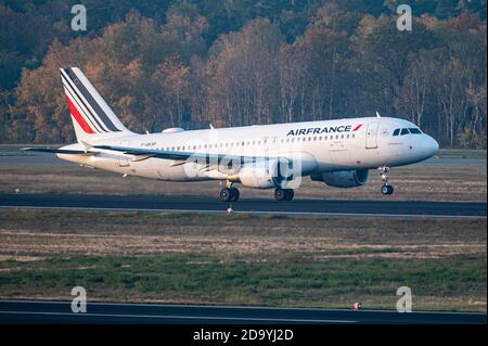 Berlin, Allemagne. 08 novembre 2020. L'Airbus de la compagnie aérienne française Air France part de l'aéroport de Tegel. L'aéroport de Tegel ferme avec le départ du dernier vol régulier AF 1235 à destination de Paris. Credit: Fabian Sommer/dpa/Alay Live News Banque D'Images