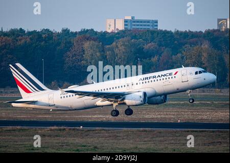 Berlin, Allemagne. 08 novembre 2020. L'Airbus de la compagnie aérienne française Air France part de l'aéroport de Tegel. L'aéroport de Tegel ferme avec le départ du dernier vol régulier AF 1235 à destination de Paris. Credit: Fabian Sommer/dpa/Alay Live News Banque D'Images