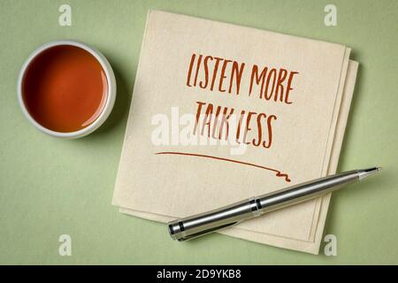 écoutez plus, parlez moins - l'écriture inspirante sur une serviette avec une tasse de thé, communication et concept de développement personnel Banque D'Images