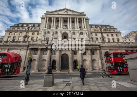 Rues tranquilles autour de la Banque d'Angleterre et de la Bourse royale le premier jour du deuxième confinement du coronavirus commençant le 5 novembre 2020, City of London, Royaume-Uni Banque D'Images