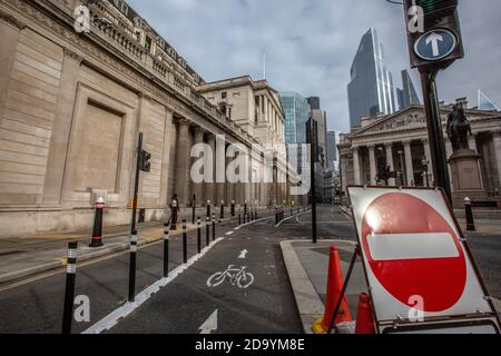 Rues tranquilles autour de la Banque d'Angleterre et de la Bourse royale le premier jour du deuxième confinement du coronavirus commençant le 5 novembre 2020, City of London, Royaume-Uni Banque D'Images