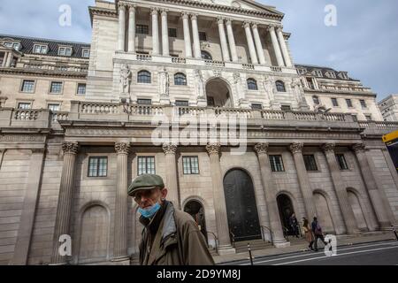 Rues tranquilles autour de la Banque d'Angleterre et de la Bourse royale le premier jour du deuxième confinement du coronavirus commençant le 5 novembre 2020, City of London, Royaume-Uni Banque D'Images