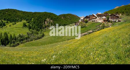 Le village de Souliers en été dans le Parc naturel régional de Queyras. Hautes-Alpes (05), Alpes européennes, France Banque D'Images