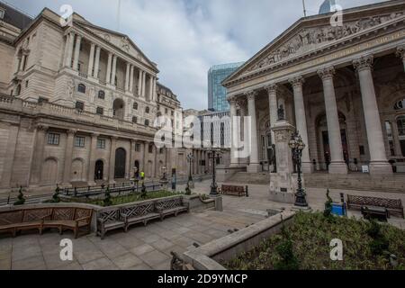 Rues tranquilles autour de la Banque d'Angleterre et de la Bourse royale le premier jour du deuxième confinement du coronavirus commençant le 5 novembre 2020, City of London, Royaume-Uni Banque D'Images