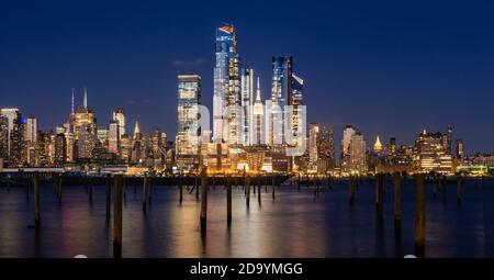 Soirée panoramique de New York avec vue panoramique sur Manhattan Midtown West et gratte-ciels de Hudson yards illuminés depuis l'Hudson River. NYC, ETATS-UNIS Banque D'Images