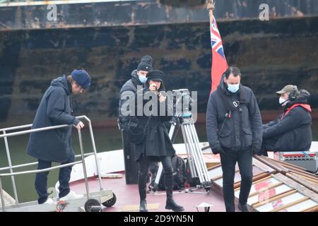 Liam Gallagher a vu se préparer à filmer sur une barge La Tamise à Londres Banque D'Images