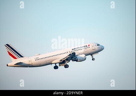 Berlin, Allemagne. 08 novembre 2020. L'Airbus de la compagnie aérienne française Air France part de l'aéroport de Tegel. L'aéroport de Tegel ferme avec le départ du dernier vol régulier AF 1235 à destination de Paris. Credit: Fabian Sommer/dpa/Alay Live News Banque D'Images