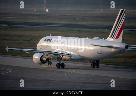 Berlin, Allemagne. 08 novembre 2020. L'Airbus de la compagnie aérienne française Air France part de l'aéroport de Tegel. L'aéroport de Tegel ferme avec le départ du dernier vol régulier AF 1235 à destination de Paris. Credit: Fabian Sommer/dpa/Alay Live News Banque D'Images