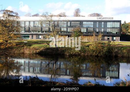 Ayr, Ayrshire, Écosse, Royaume-Uni.L'université de l'Ecosse de l'Ouest connue sous le nom d'UWS sur les rives de la rivière Ayr en automne.Situé à seulement 10 minutes à pied du centre-ville d'Ayr, sur le domaine Craigie, à côté de la rivière Ayr Banque D'Images