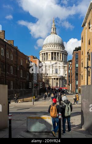 Vue sur la cathédrale Saint-Pauls depuis la rue Queen Victoria Banque D'Images