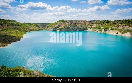 Bancs de craie de Volkovysk ou Maldives bélarussiennes magnifiques lacs bleus saturés. Célèbres carrières de craie près de Vaukavysk, Biélorussie Banque D'Images