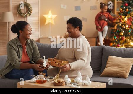 Portrait de la famille afro-américaine heureuse maison de décoration pour Noël avec la mère et la fille en premier plan, espace de copie Banque D'Images