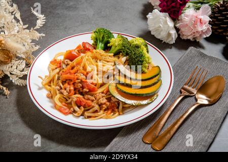 Délicieux spaghetti de tomate sur la table (servi avec du chou-fleur, de la citrouille, des champignons shiitake) Banque D'Images