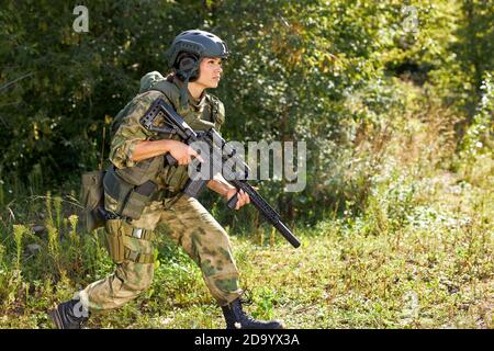 confiante de race blanche, la chasseur a vu l'animal, va tirer, dans la forêt. femme se moque Banque D'Images