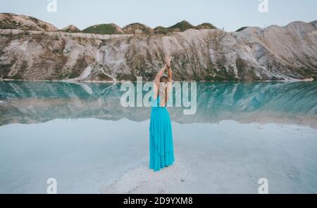 Fille vêque d'une robe bleue aux bancs de craie Volkovysk ou aux Maldives bélarussiennes. Célèbres carrières de craie près de Vaukavysk, région de Grodno, Biélorussie. Banque D'Images