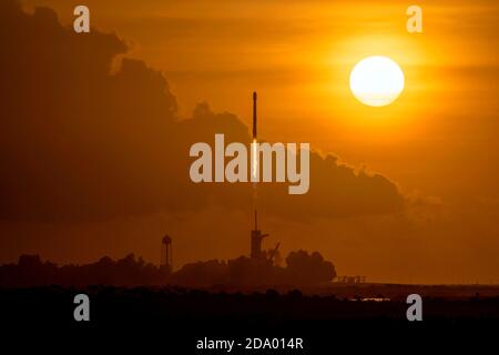 KENNEDY SPACE CENTER, FL, USA - 06 octobre 1020 - le mardi 6 octobre à 7 h 29 HAE, 11 h 29 UTC, SpaceX a lancé 60 satellites Starlink de Launc Banque D'Images