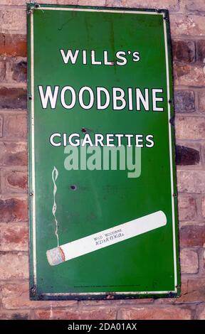 Une vieille publicité en métal pour les cigarettes Woodbine de will. Banque D'Images