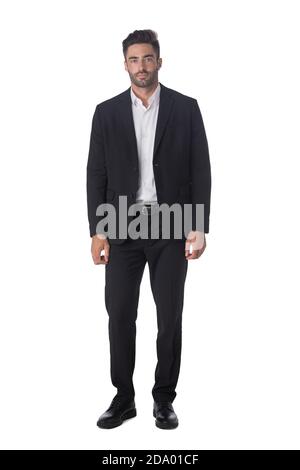 Portrait complet d'un jeune homme d'affaires beau en noir convient au studio isolé sur fond blanc Banque D'Images