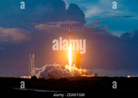 KENNEDY SPACE CENTER, FL, USA - 06 octobre 1020 - le mardi 6 octobre à 7 h 29 HAE, 11 h 29 UTC, SpaceX a lancé 60 satellites Starlink de Launc Banque D'Images