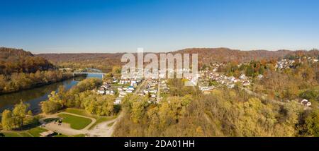 Prise de vue panoramique d'un drone aérien du centre-ville de point Marion en Pennsylvanie Banque D'Images