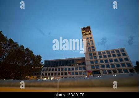 Stuttgart, Allemagne. 08 novembre 2020. L'hôtel de ville (l) est illuminé le jour de l'élection d'un nouveau Lord Mayor à Stuttgart à l'heure bleue. Un vote de run-off possible aura lieu le 29 novembre. Credit: Sebastian Gollnow/dpa/Alay Live News Banque D'Images