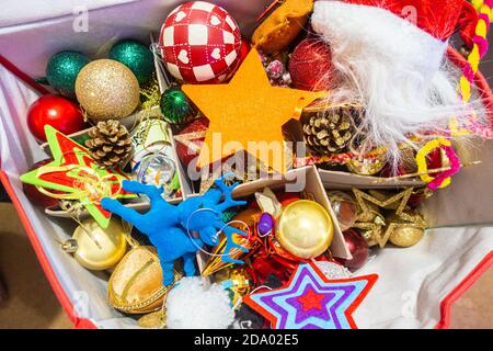 Une boîte pleine de boules et de décorations de Noël colorées pour Un arbre de Noël Banque D'Images