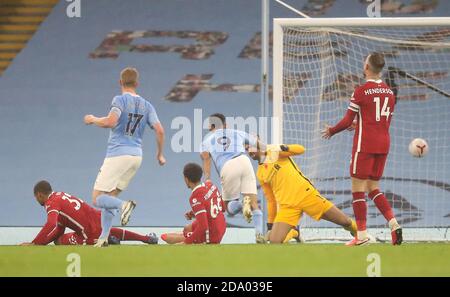 Gabriel Jesus (au centre), de Manchester City, marque le premier but de son équipe tandis que Jordan Henderson (à droite), de Liverpool, réagit lors du match de la Premier League au Etihad Stadium, à Manchester. Banque D'Images