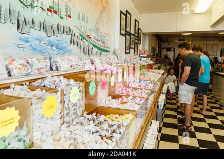 Depoe Bay, Oregon, États-Unis - 30 juin 2018 : intérieur de Salt Water Taffy Candy Shop à Depoe Bay, sur la côte Pacifique, États-Unis. Banque D'Images