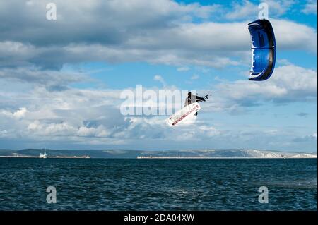 Kitesurfer in action, Dorset, Angleterre, Royaume-Uni. Banque D'Images