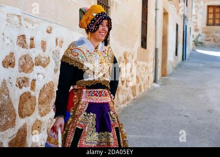 Portrait d'une femme vêtue de vêtements typiques de Lagartera. Lagartera, Tolède, Castilla - la Mancha, Espagne, Europe Banque D'Images