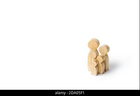 Figurines en bois de la famille sur fond blanc. Valeurs familiales et santé. Adoption et garde des enfants. Soutien social, démographie, sociolog Banque D'Images