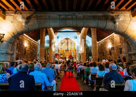 Église paroissiale d'El Salvador. Intérieur, célébration de la messe pour la fête de Corpus Christi. Lagartera, Tolède, Castilla - la Mancha, Espagne, Europ Banque D'Images