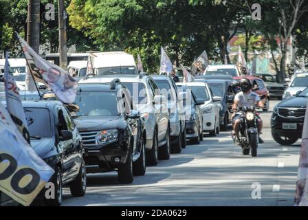 Sao Paulo, Sao Paulo, Brésil. 8 novembre 2020. (INT) campagne électorale du conseiller Rodrigo Goulart à Sao Paulo. 8 novembre 2020, Sao Paulo, Brésil: Dans la campagne électorale du conseiller Rodrigo Goulart, homme politique affilié au Parti social-démocrate (PSD) avec son père Antonio Goulart, Qui a été conseiller municipal à Sao Paulo 5 fois de suite et aujourd'hui est un député FÉDÉRAL, à Praca Ivete Vargas Parque das Arvores dans la zone sud de la ville.Credit: Adeleke Anthony Fote/TheNews2 Credit: Adeleke Anthony Fote/TheNEWS2/ZUMA Wire/Alay Live News Banque D'Images