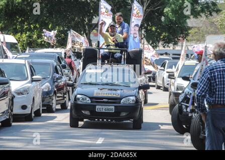 Sao Paulo, Sao Paulo, Brésil. 8 novembre 2020. (INT) campagne électorale du conseiller Rodrigo Goulart à Sao Paulo. 8 novembre 2020, Sao Paulo, Brésil: Dans la campagne électorale du conseiller Rodrigo Goulart, homme politique affilié au Parti social-démocrate (PSD) avec son père Antonio Goulart, Qui a été conseiller municipal à Sao Paulo 5 fois de suite et aujourd'hui est un député FÉDÉRAL, à Praca Ivete Vargas Parque das Arvores dans la zone sud de la ville.Credit: Adeleke Anthony Fote/TheNews2 Credit: Adeleke Anthony Fote/TheNEWS2/ZUMA Wire/Alay Live News Banque D'Images