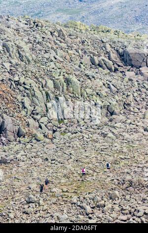 Randonneurs sur une immense crête rocheuse près du sommet de Scafell Pike, en Angleterre Banque D'Images